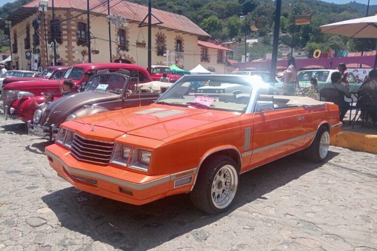 Imagen: En Omitlán, se llevó a cabo una exposición de autos antiguos