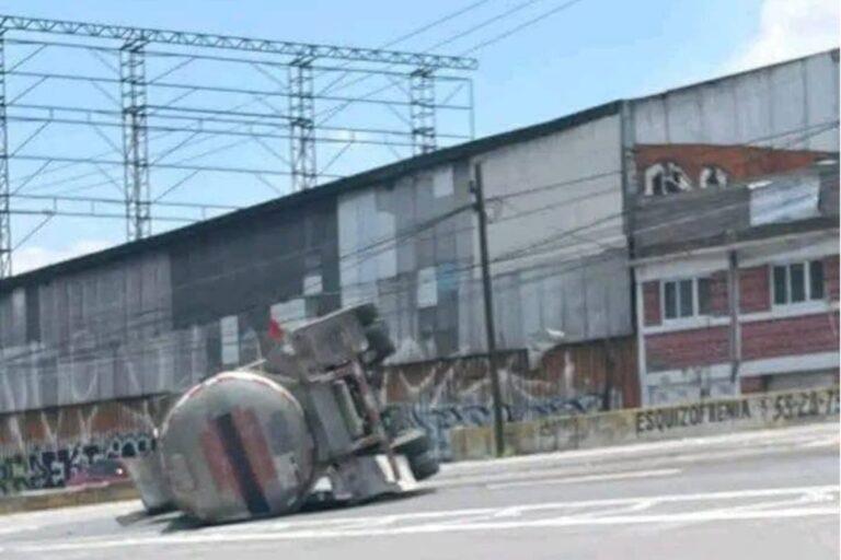 Imagen: Cierre total en la autopista México-Pachuca por volcadura de pipa con material flamable