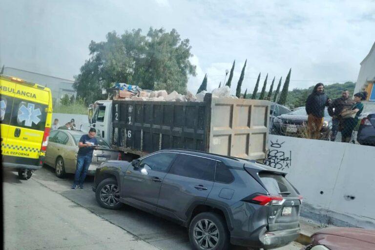 Imagen: Accidente vial en Mineral de la Reforma: vehículo impacta a tres unidades sobre el bulevar Colosio