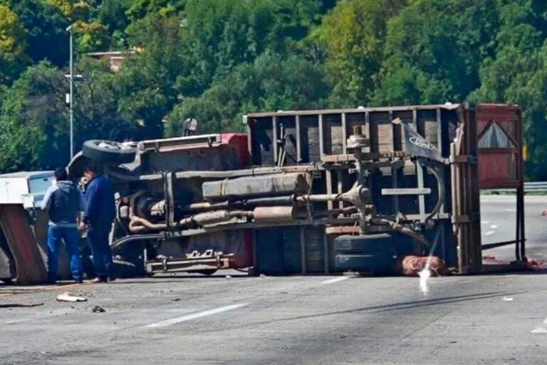 Imagen: Intento de asalto habría causado volcadura de tractocamiones sobre la México-Querétaro