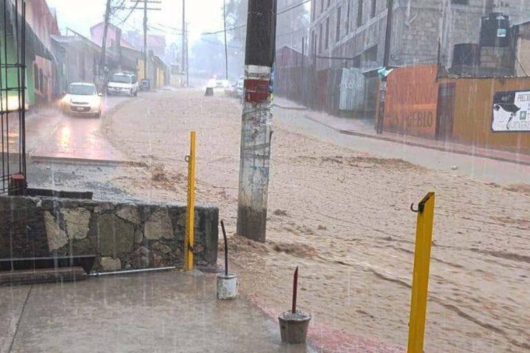 Imagen: Intensa lluvia afecta a comercios en Real del Monte