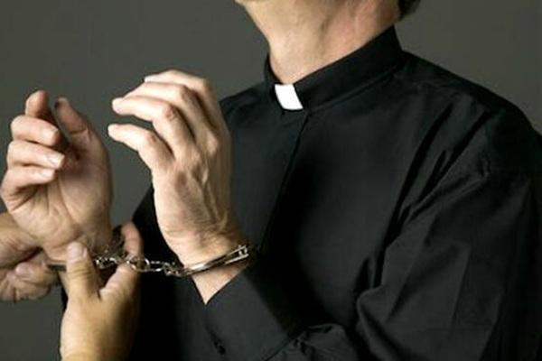 Imagen: Detienen a sacerdote por el presunto abuso sexual de dos menores en Estado de México
