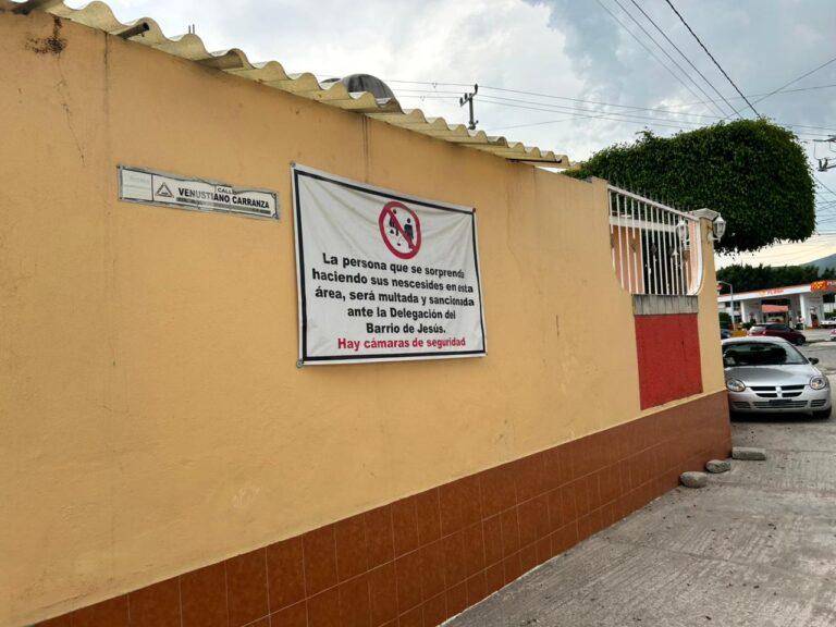 Imagen: Colocan lonas en barrio de Ixmiquilpan para frenar uso de callejones como baños públicos