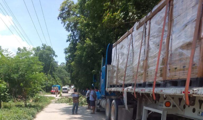 Imagen: Habitantes de Huejutla bloquean la Álamo–Tamazunchale y retienen a empleados de CFE