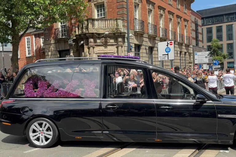 Imagen: Adiós a Ozzy Osbourne: Miles lo despiden con procesión y música en su natal Birmingham