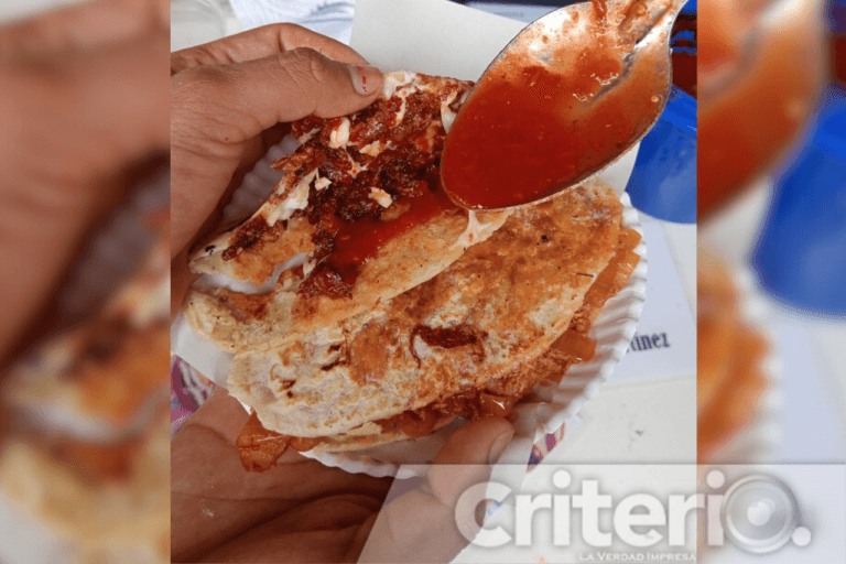 Imagen: Disfruta una gordita de panza, típica de Tepatepec