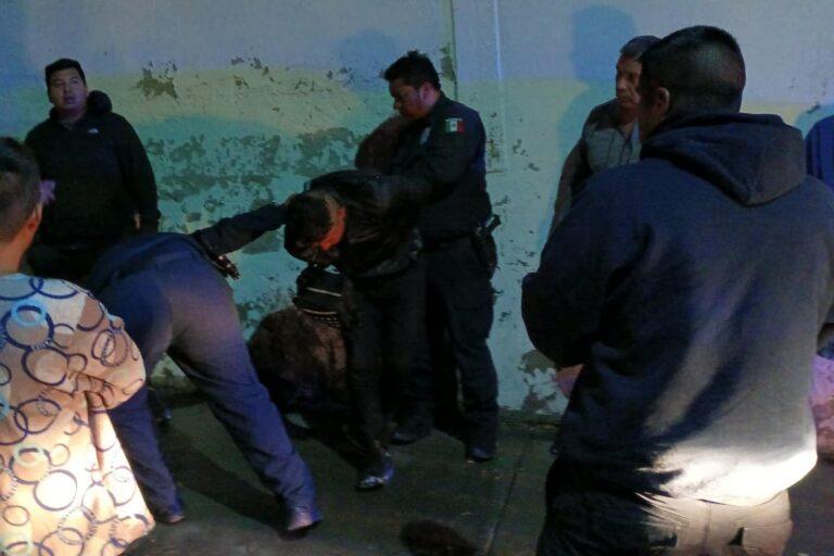 Imagen: Vecinos de Tula de Allende retienen y golpean a presunto ladrón en la zona centro