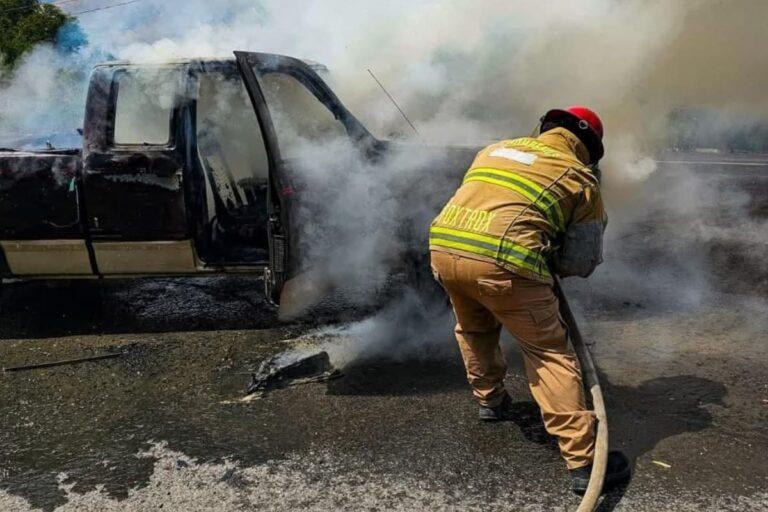 Imagen: Atotonilco el Grande: PC sofoca incendio de vehículo en la carretera Pachuca-Huejutla
