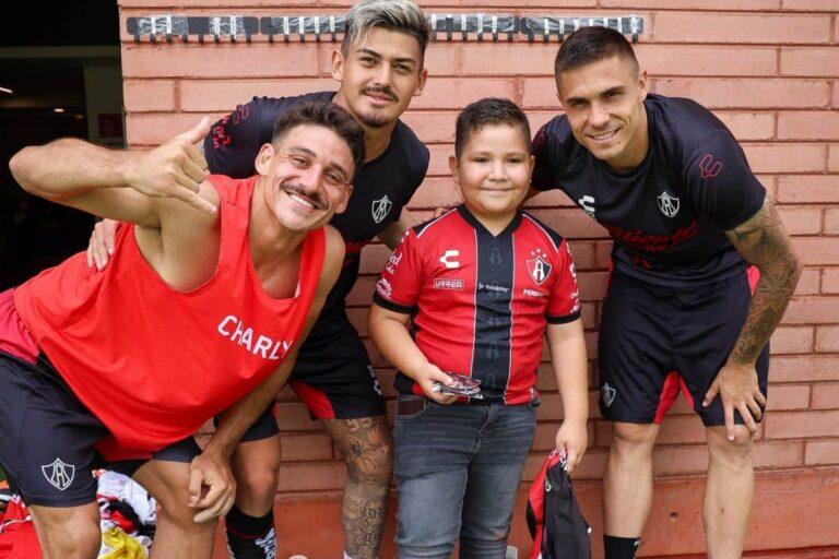 Imagen: Atlas sorprende a pequeño fanático tras hacerse viral en redes; ¿cómo lo recibieron?