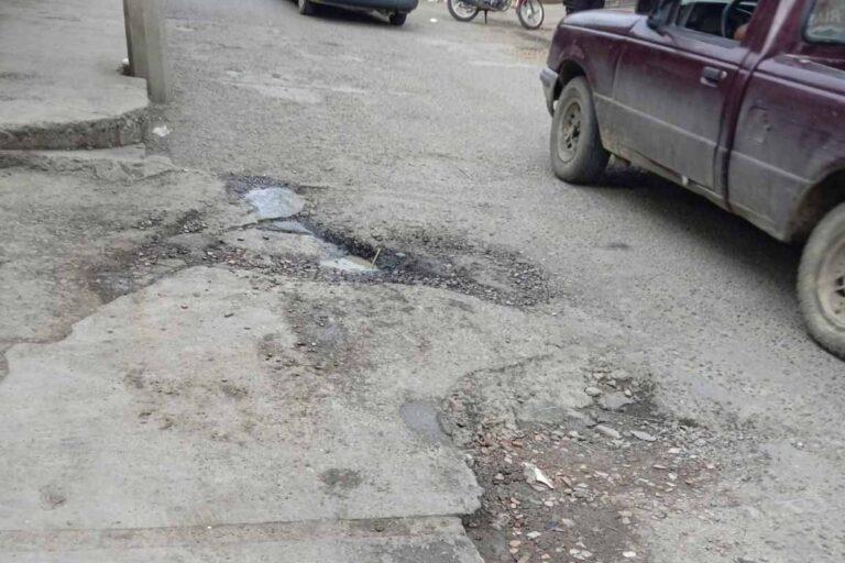 Imagen: Por baches, piden vecinos de Huejutla la rehabilitación de la calle Constitución