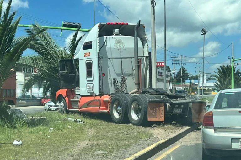 Imagen: Caos en Tulancingo: Tráiler se accidenta cuando circulaba en la bajada de San José
