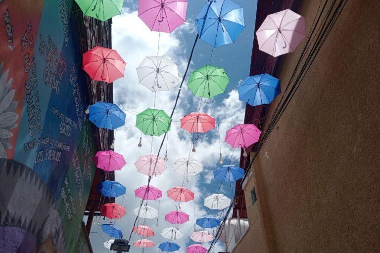 Imagen: Sombrillas continúan en el Callejón del Dicho, en Omitlán de Juárez