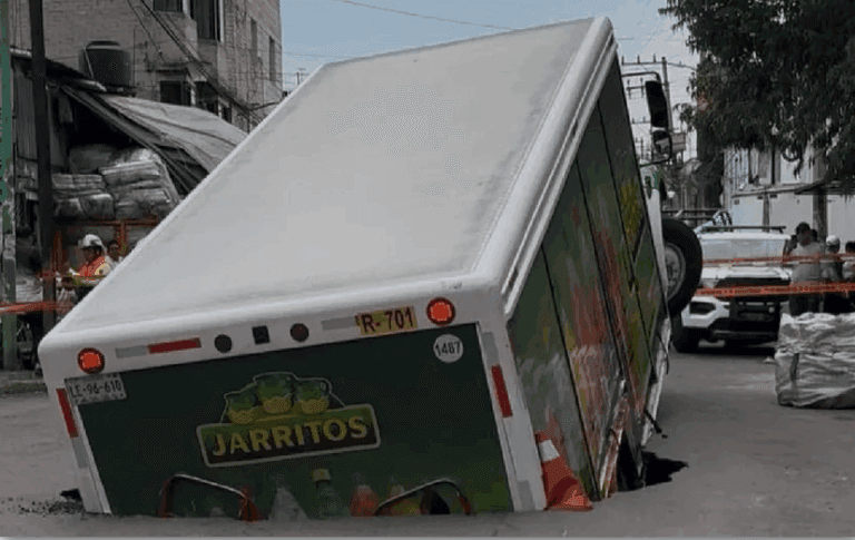 Imagen: Camión de refrescos queda atrapado en socavón de Iztapalapa, Cdmx