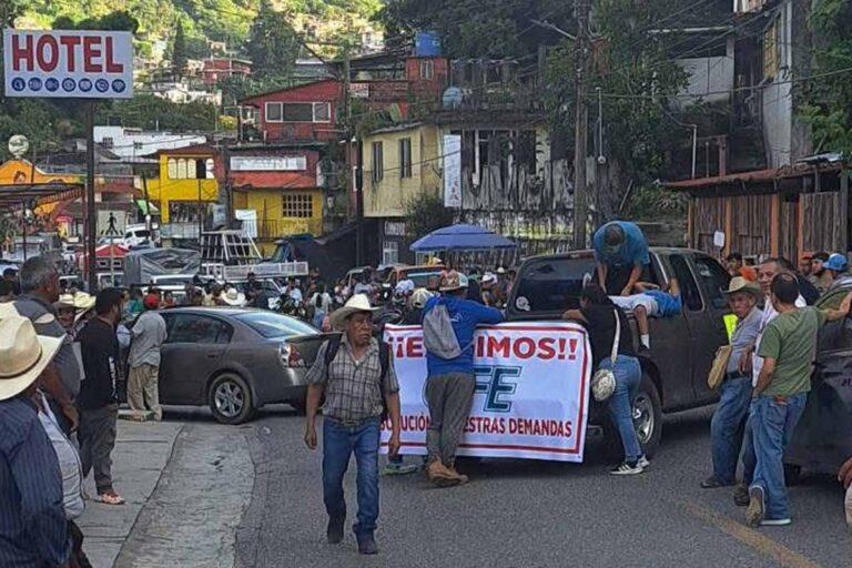 Imagen: Habitantes de Chapulhuacán cierran carretera por falta de energía eléctrica
