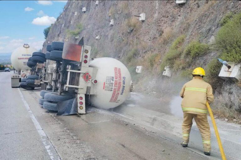 Imagen: Volcó autotanque de pipa en el Arco Norte; descartaron fuga de gas