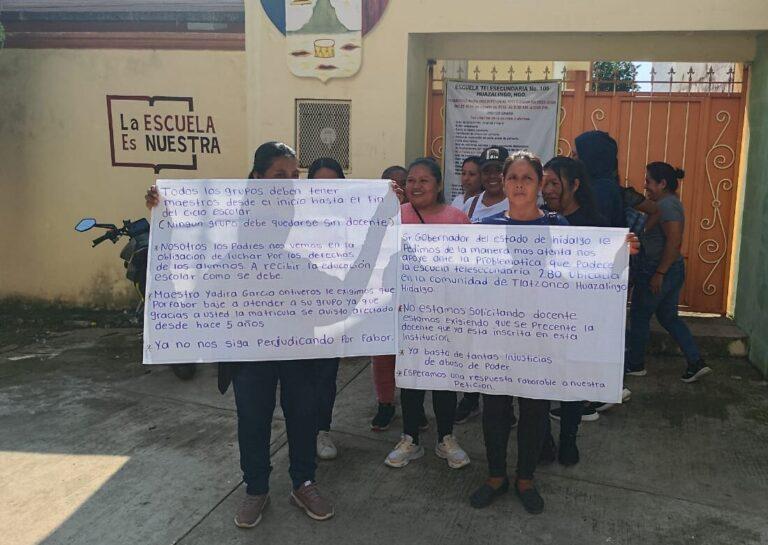 Imagen: Madres de familia se manifiestan por falta de maestra en telesecundaria de Huazalingo