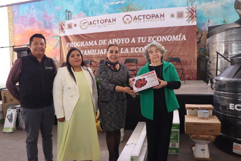 Imagen: Entregan calentadores solares, tinacos y juegos de baño a familias de Actopan