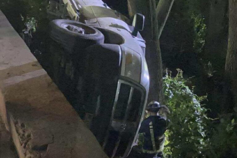 Imagen: Camioneta circulaba en Acatlán cuando el conductor perdió el control del volante