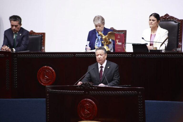 Imagen: Julio Menchaca entrega su informe al Congreso de Hidalgo; estas acciones destacó