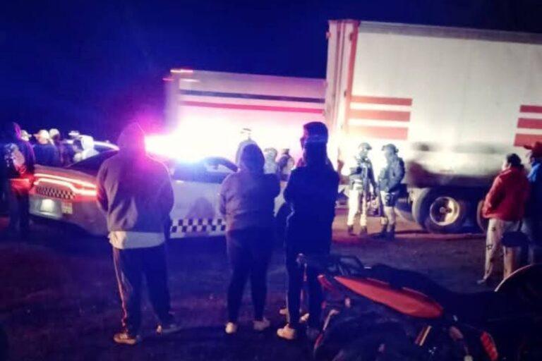 Imagen: Tráiler iba en la México-Querétaro, pero se le partió la caja; hubo actos de rapiña