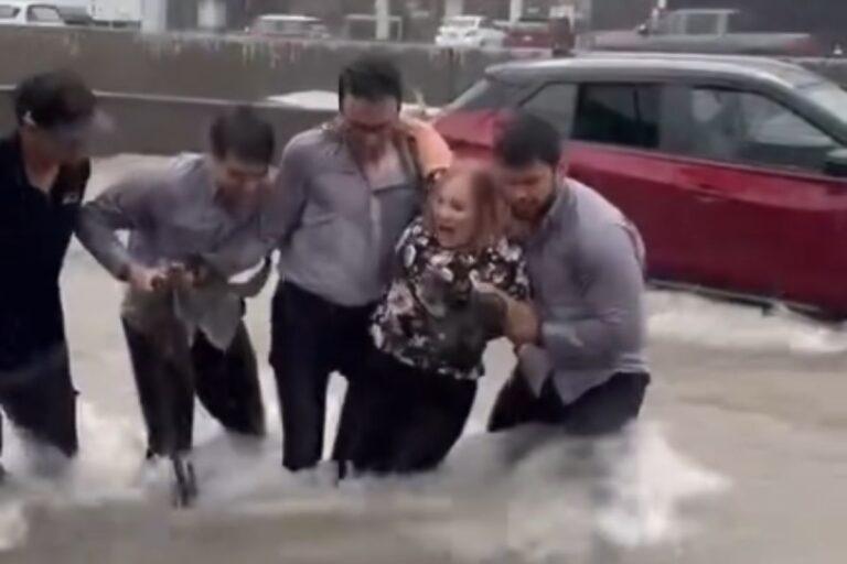 Imagen: Lluvia en Monterrey deja atrapada a una mujer en su auto, pero hombres la salvan