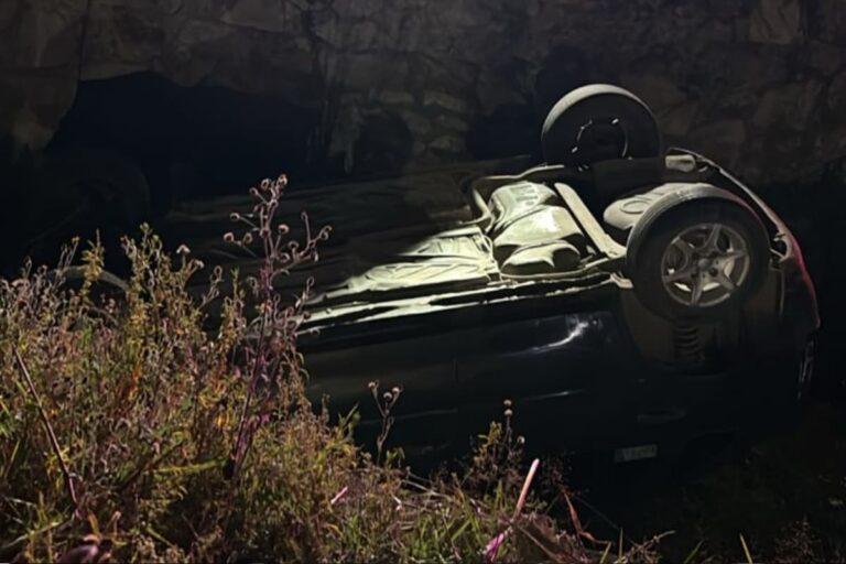 Imagen: Autoridades de Pachuca rescatan auto que cayó a un canal; ¿qué pasó con sus ocupantes?