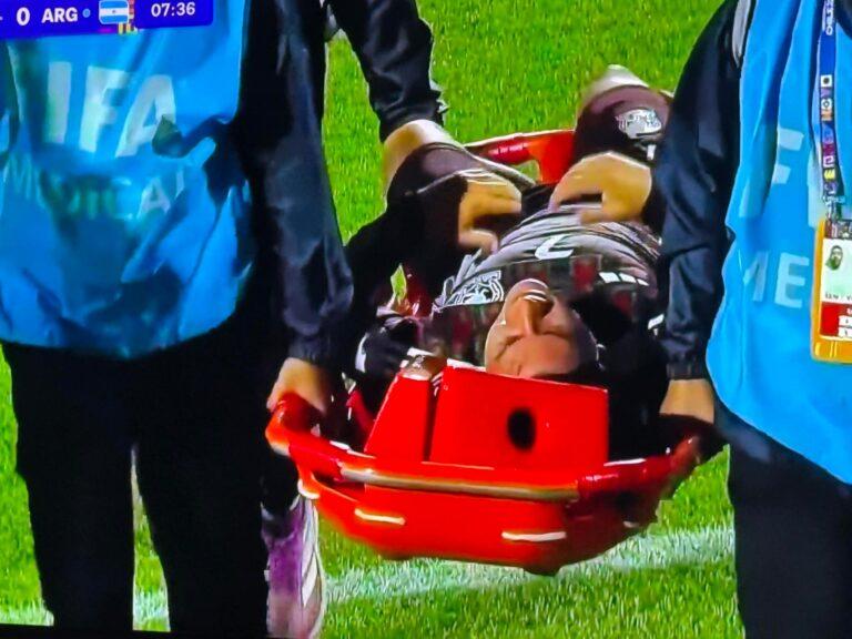 Imagen: Alexéi Domínguez abandona el partido ante Argentina por lesión en el tobillo derecho