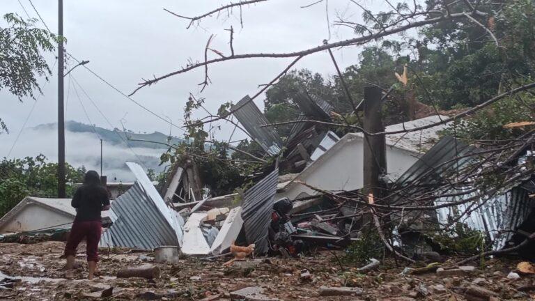 Imagen: Familias de Joquela, Tianguistengo, perdieron todo durante las lluvias: una mujer pide ayuda