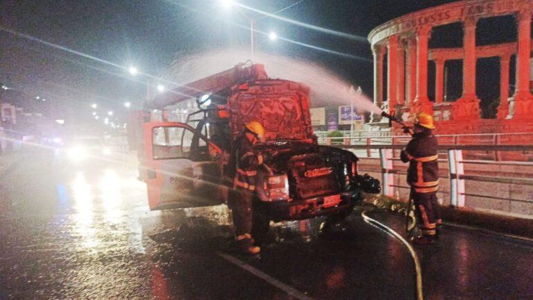 Imagen: Fuego en Río de las Avenidas: sorpresa entre automovilistas al ver una grúa en llamas