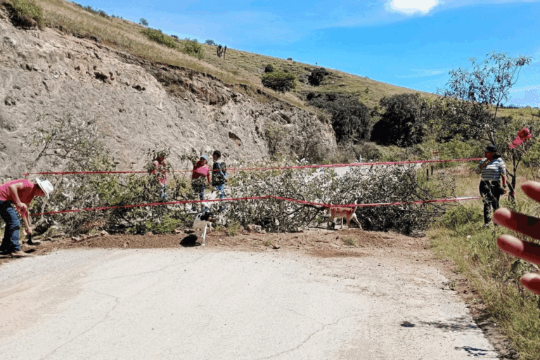 Imagen: En Acatlán, pobladores cerraron una carretera. Este es el motivo