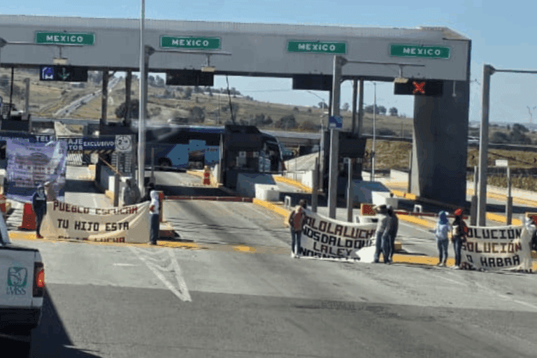 Imagen: Normalistas de El Mexe cierran la México–Tuxpan en protesta