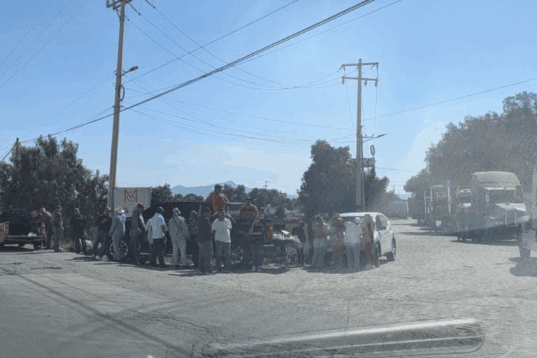 Imagen: Bronca en el tren AIFA-Pachuca: trabajadores toman concretera por incumplimiento