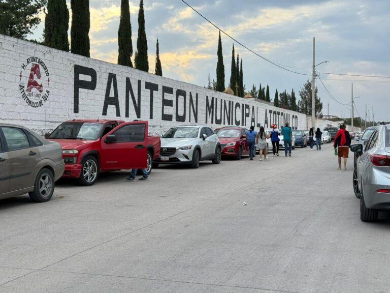 Imagen: Cientos de familias llenan de vida los panteones de la región durante las festividades de Día de Muertos