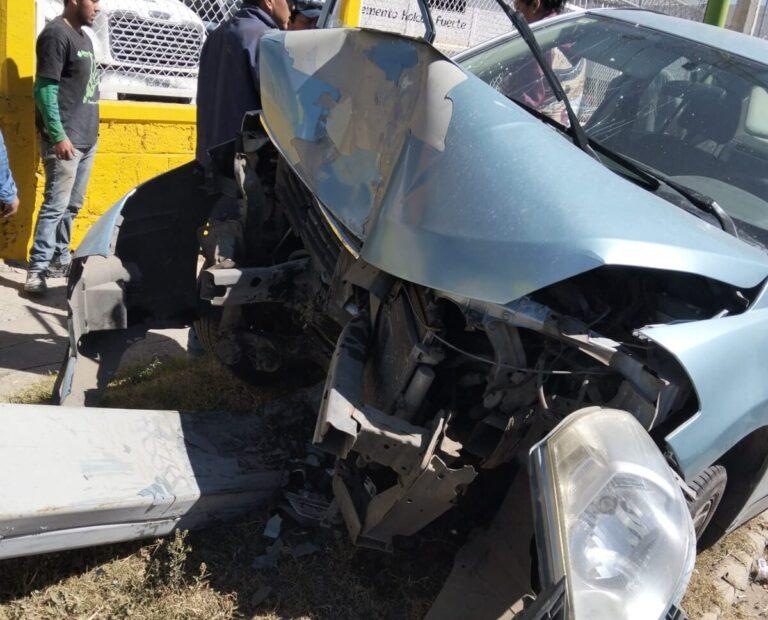 Imagen: Accidente en el bulevar Colosio de Pachuca: vehículo impacta contra un poste