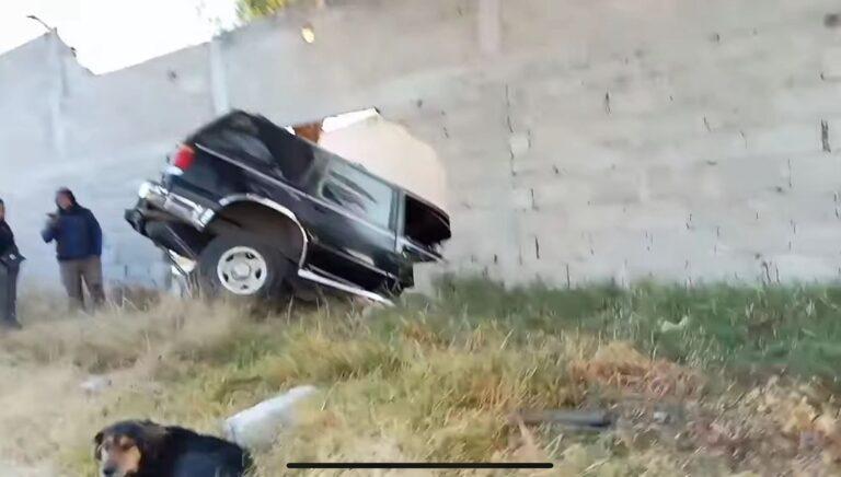 Imagen: Automóvil termina incrustado en la barda de un corralón en la carretera Tula–Tepetitlán