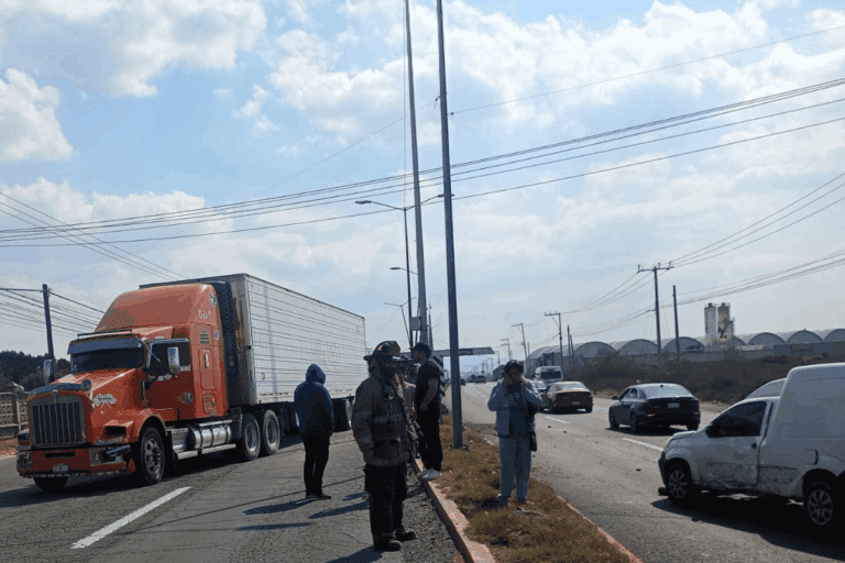 Imagen: Trailer choca contra auto en Mineral de la Reforma