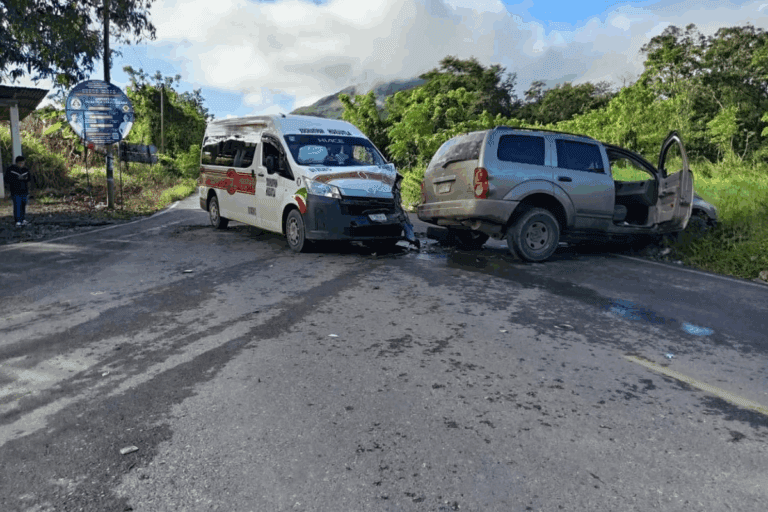 Imagen: Reportan accidente entre urvan de pasajeros y camioneta en Hidalgo