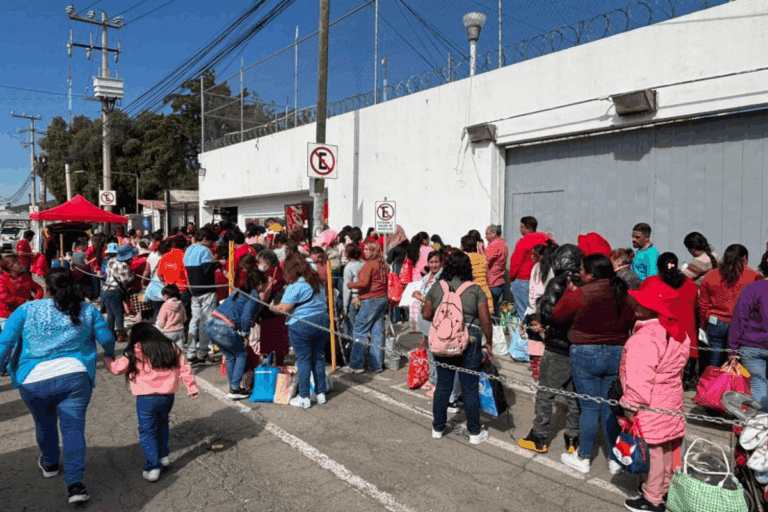 Imagen: Entre sol, bolsas y paciencia: la Navidad comienza días antes con largas filas afuera del Cereso de Pachuca