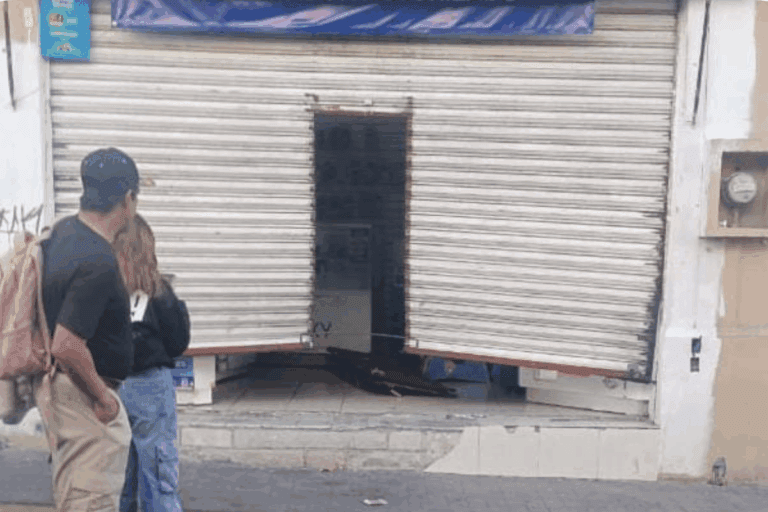 Imagen: Delincuentes fuerzan cortina y roban negocio en Pachuca