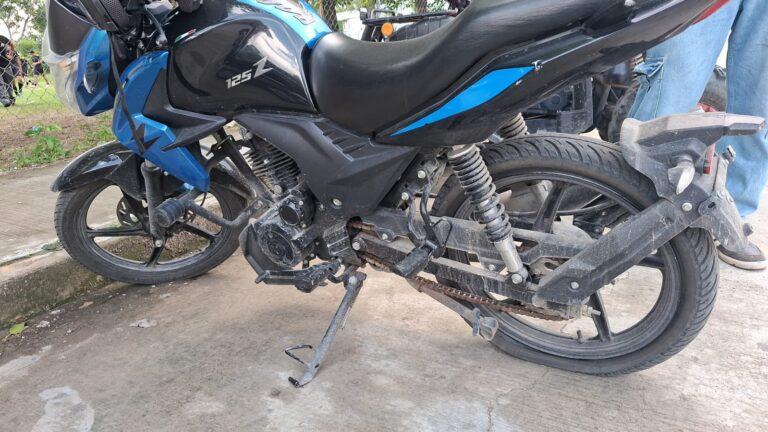 Imagen: Roban motocicleta en estacionamiento de la Escuela Superior Huejutla