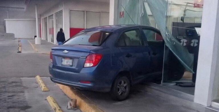 Imagen: Mineral de la Reforma: Conductor se impacta contra banco en Tulipanes