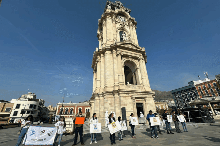 Imagen: Marchan alumnos y familias para exigir mejores condiciones en los CAED