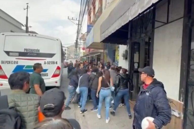 Imagen: Video: ¡Otra riña en Pachuca! Mujeres protagonizan pelea campal frente al ayuntamiento