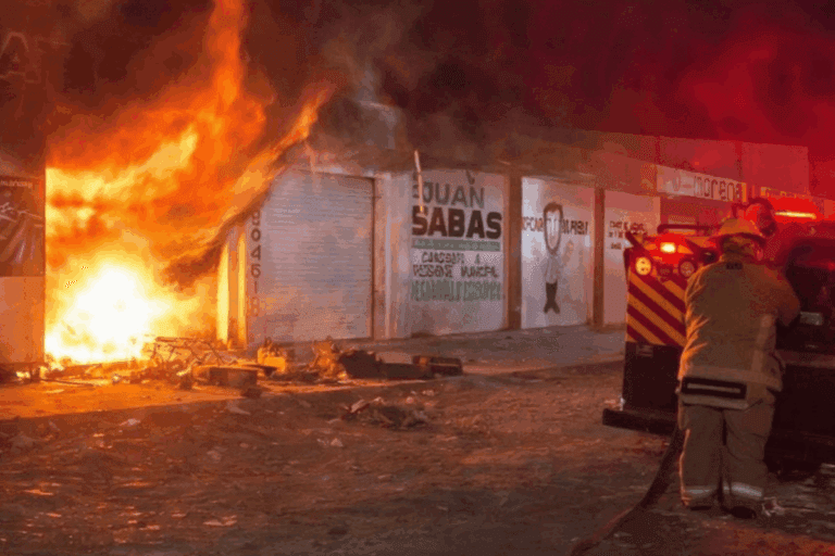 Imagen: Fuego consume motocicletas en taller mecánico de San Agustín Tlaxiaca