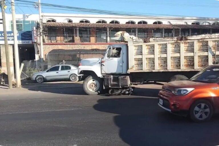 Imagen: Camión embiste a motociclista en la México-Tuxpan; el conductor fue trasladado al hospital