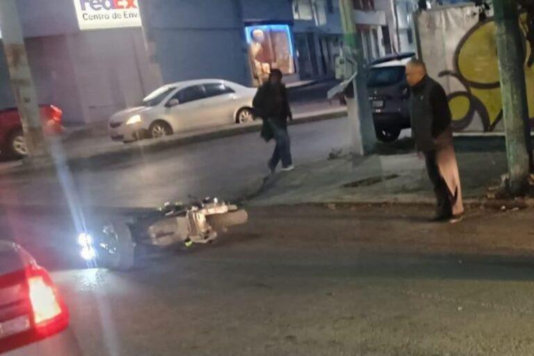 Imagen: Motociclista cae tras derrapar en la avenida Juárez de Pachuca; esto se sabe de su estado de salud