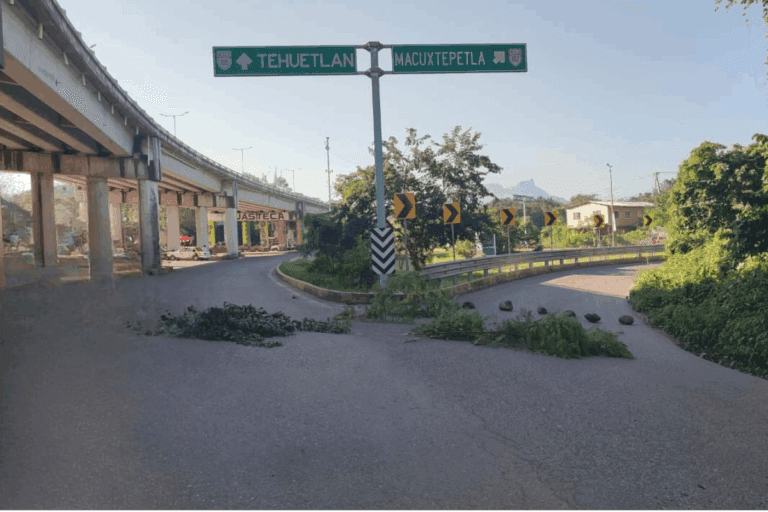Imagen: Ejidatarios bloquean la carretera Tres Huastecas este lunes