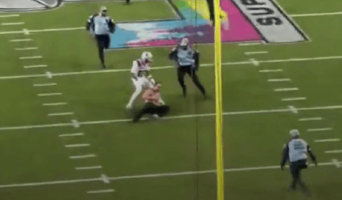 Imagen: Super Bowl LX: Aficionadoinvade la cancha y es detenido por jugador de los Patriots