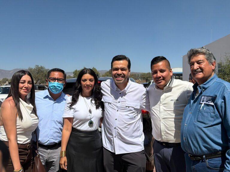 Imagen: Karla Perales acompaña a Jorge Álvarez Máynez en la presentación de su libro “México Nuevo” en Pachuca