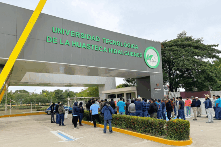 Imagen: Aserradores protestan en la UTHH por denuncia ante Profepa